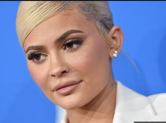 Pour sa toute première fois, Kylie Jenner dévoile sa vraie chevelure