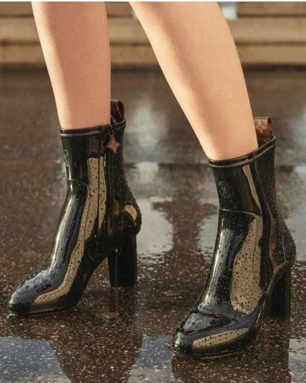 La Maison Louis Vuitton dévoile sa collection capsule « Rain » composée de sandales, bottines et bottines sneaker, inspirées de ses souliers iconiques.