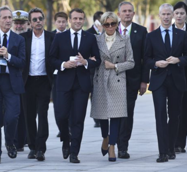 Brigitte Macron fait sensation en Chine lors de son voyage officiel avec un manteau long et très graphique.