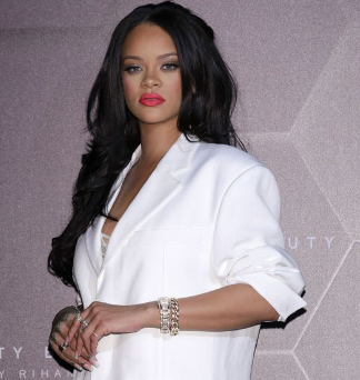 Rihanna : son sac en forme de ballon crée le buzz
