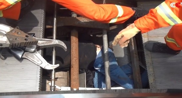 Chine : un homme englouti par un escalator