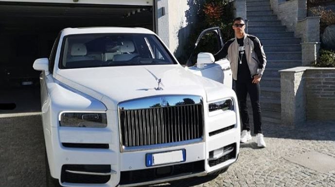 Quand Ronaldo expose sa Rolls Royce d’une valeur de … 400 000 euros