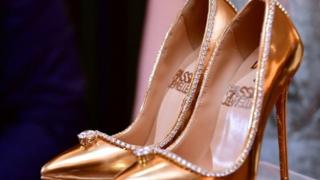 Une paire de chaussures à 17 millions de dollars exposée à Dubaï